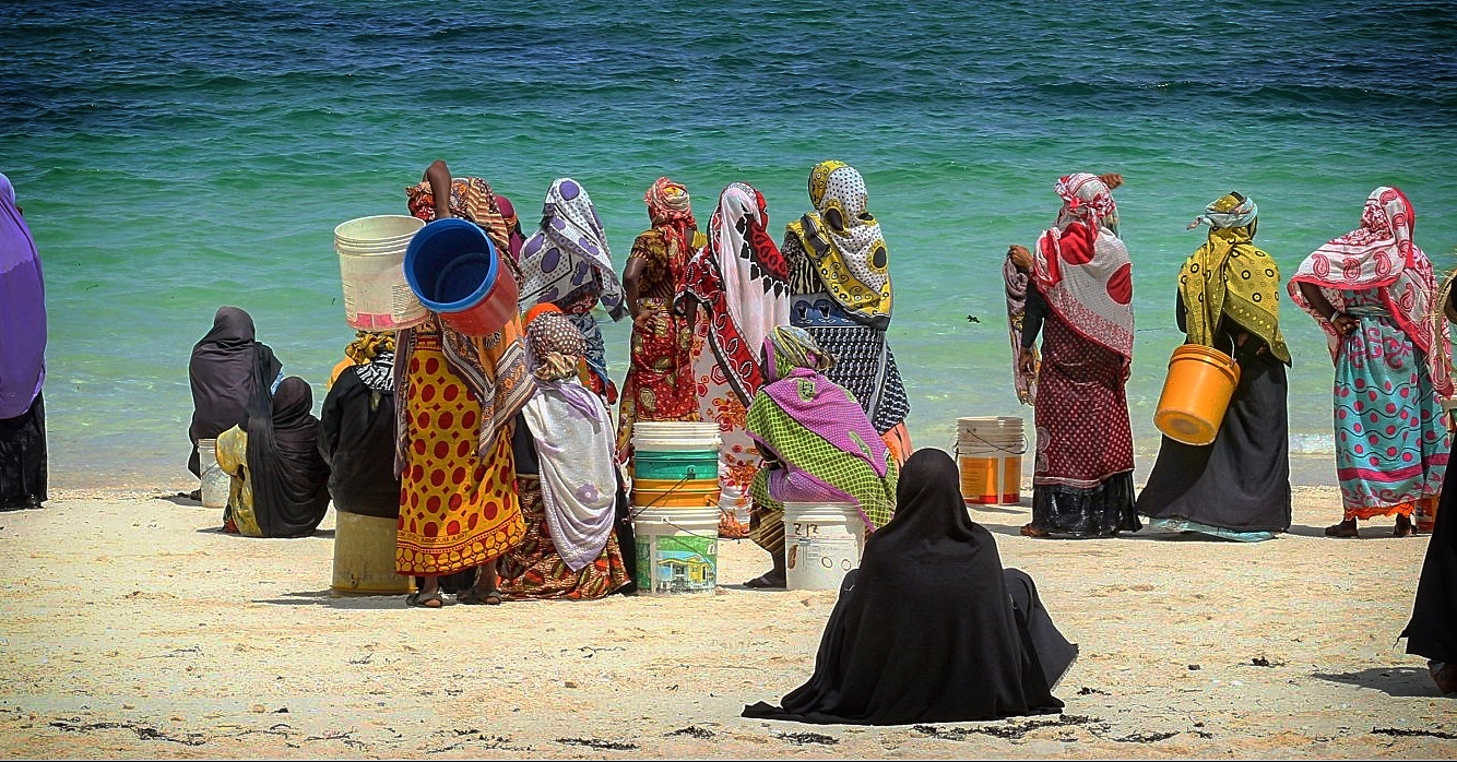 Women waiting for fishermen in Kendwa...