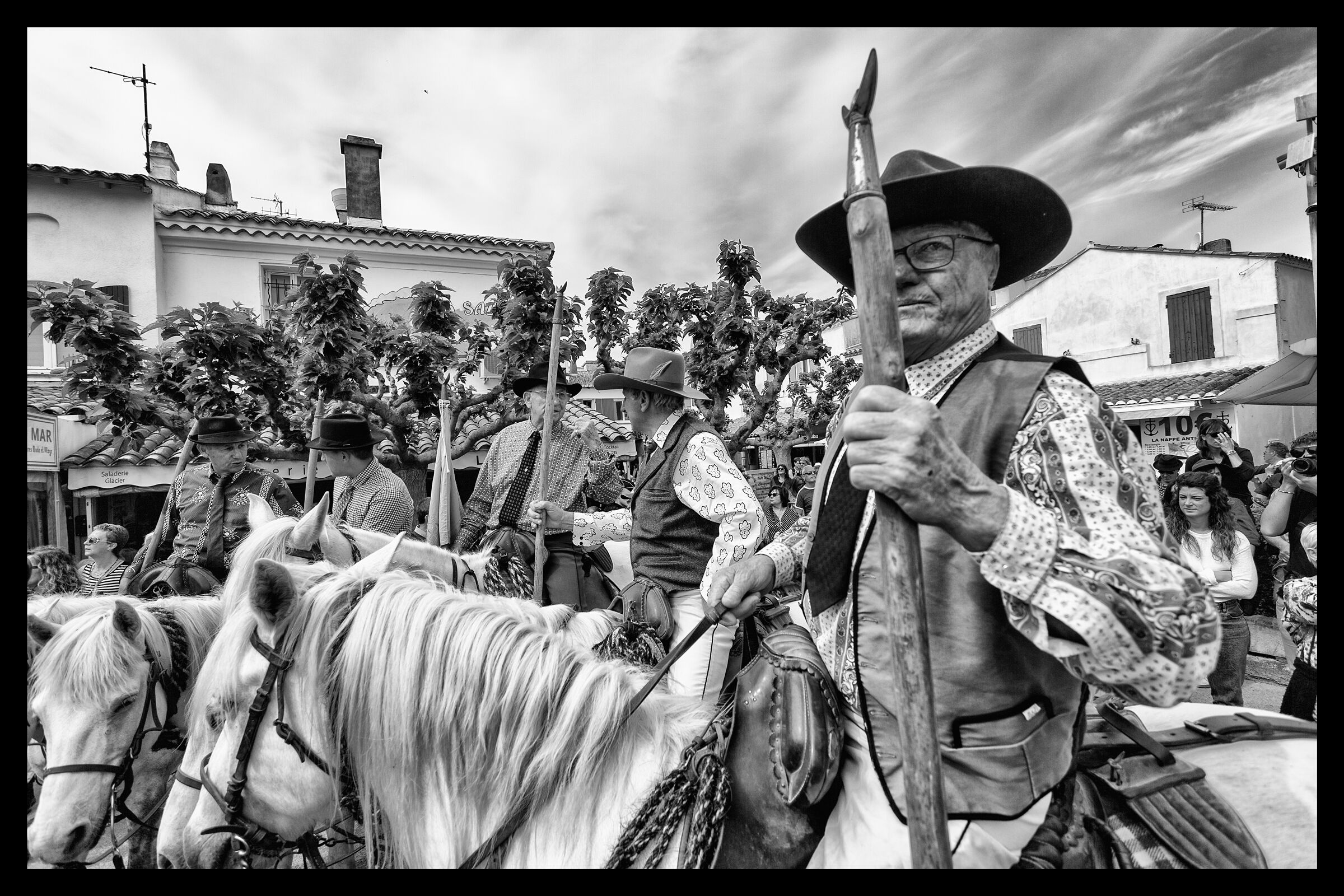 I Guardian a cavallo in processione per Santa Sara...