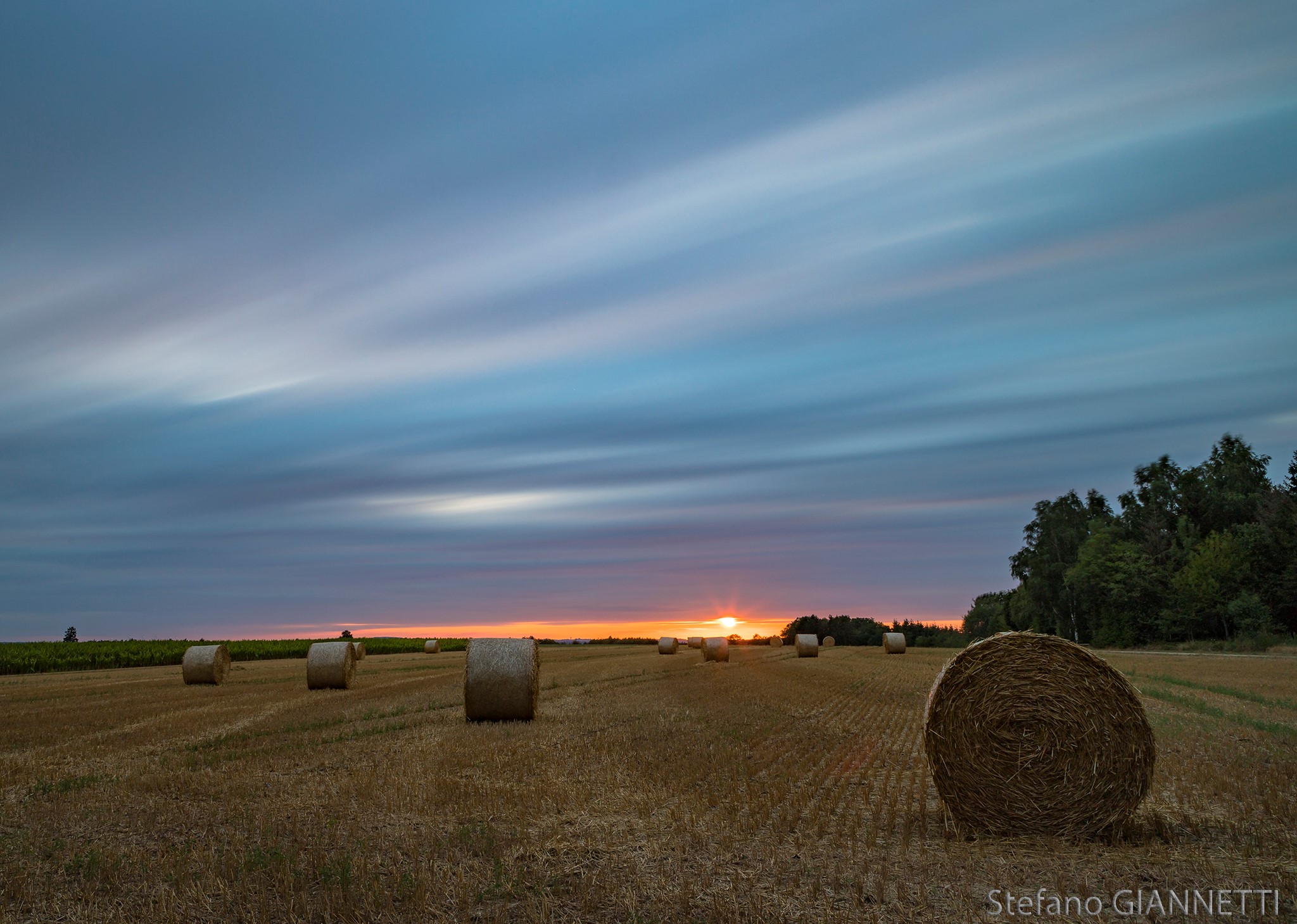 Un tramonto dipinto tra i campi...