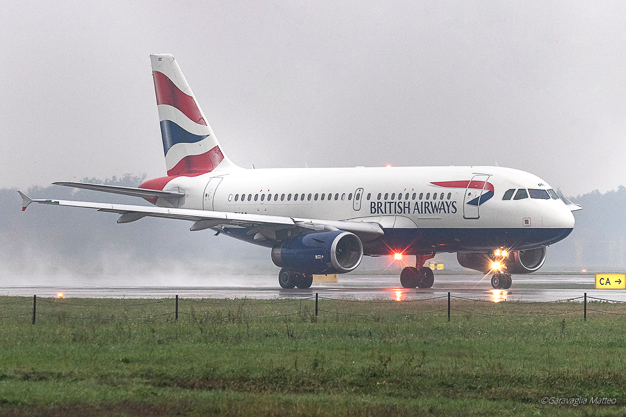 Airbus A319 British Airways under heavy rain...