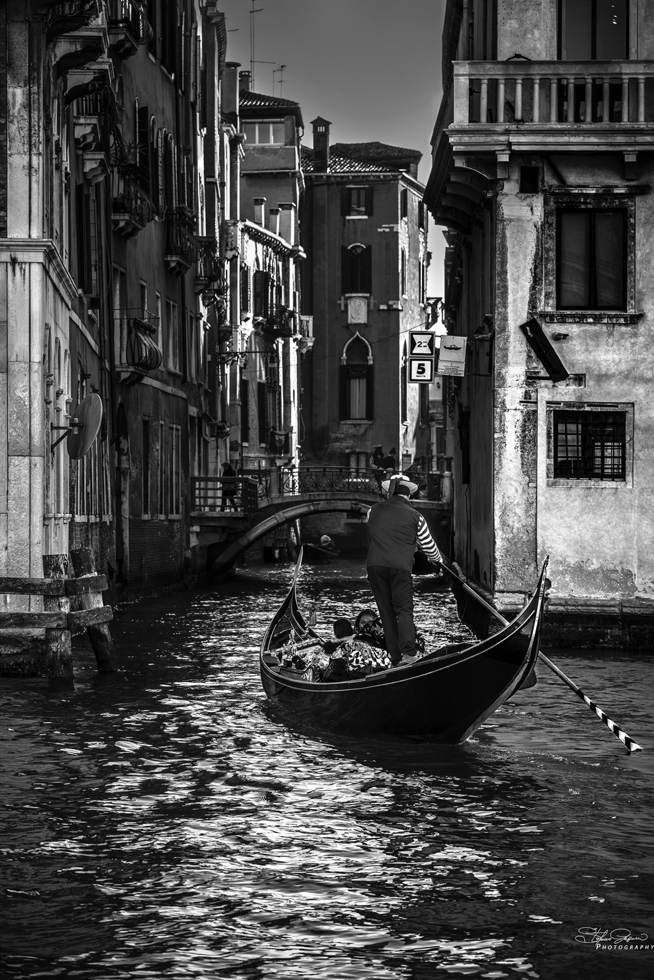 The gondolier goes ......