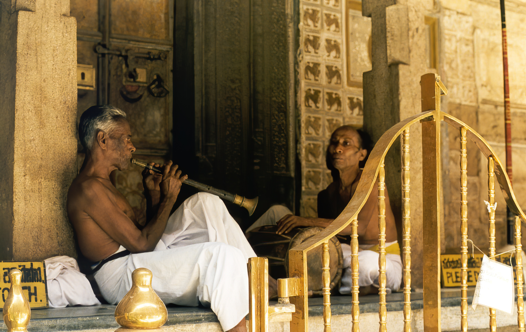 Suonatori nel Tempio del dente Sri Lanka...