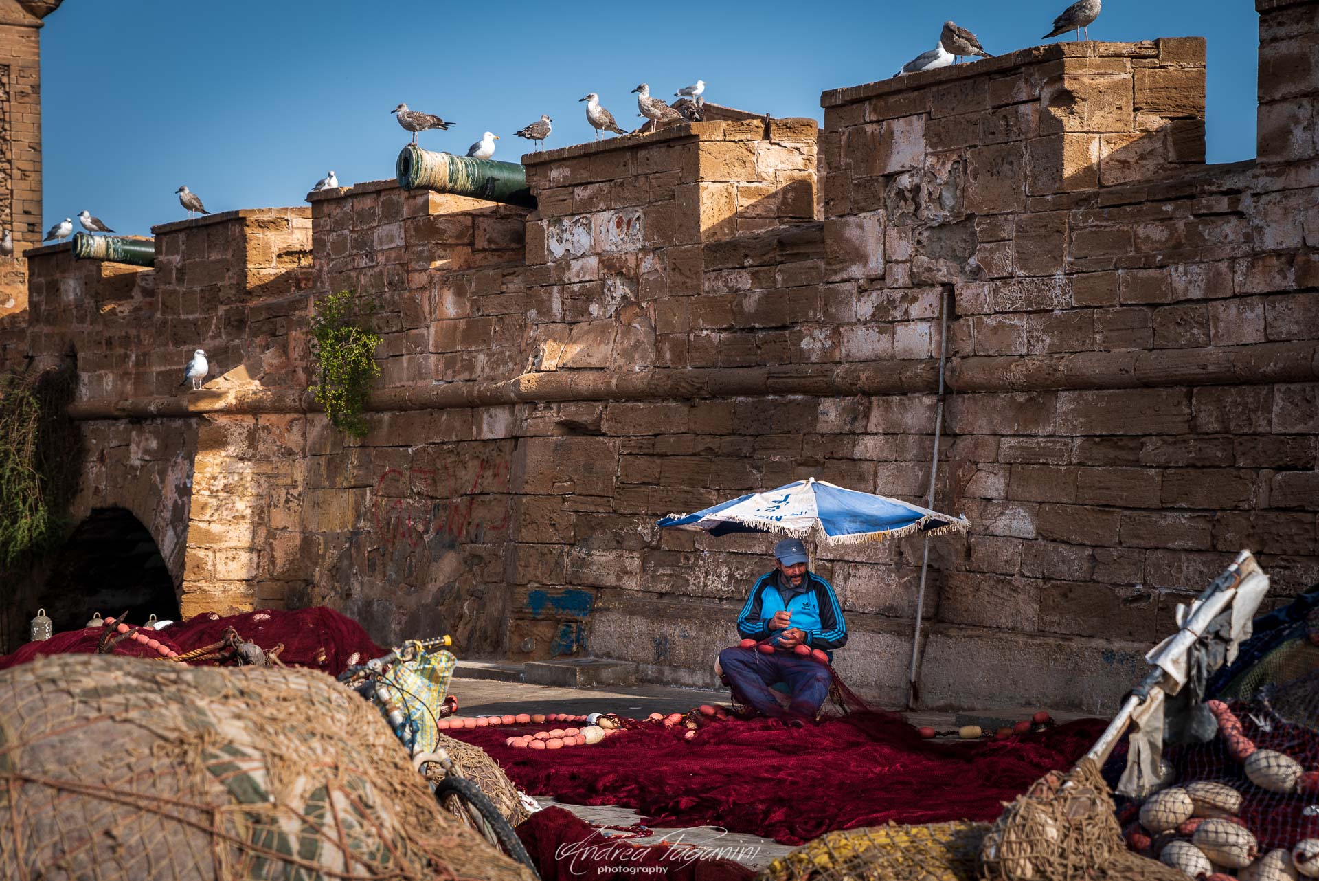 Pescatore aggiusta le reti - Essaouira...