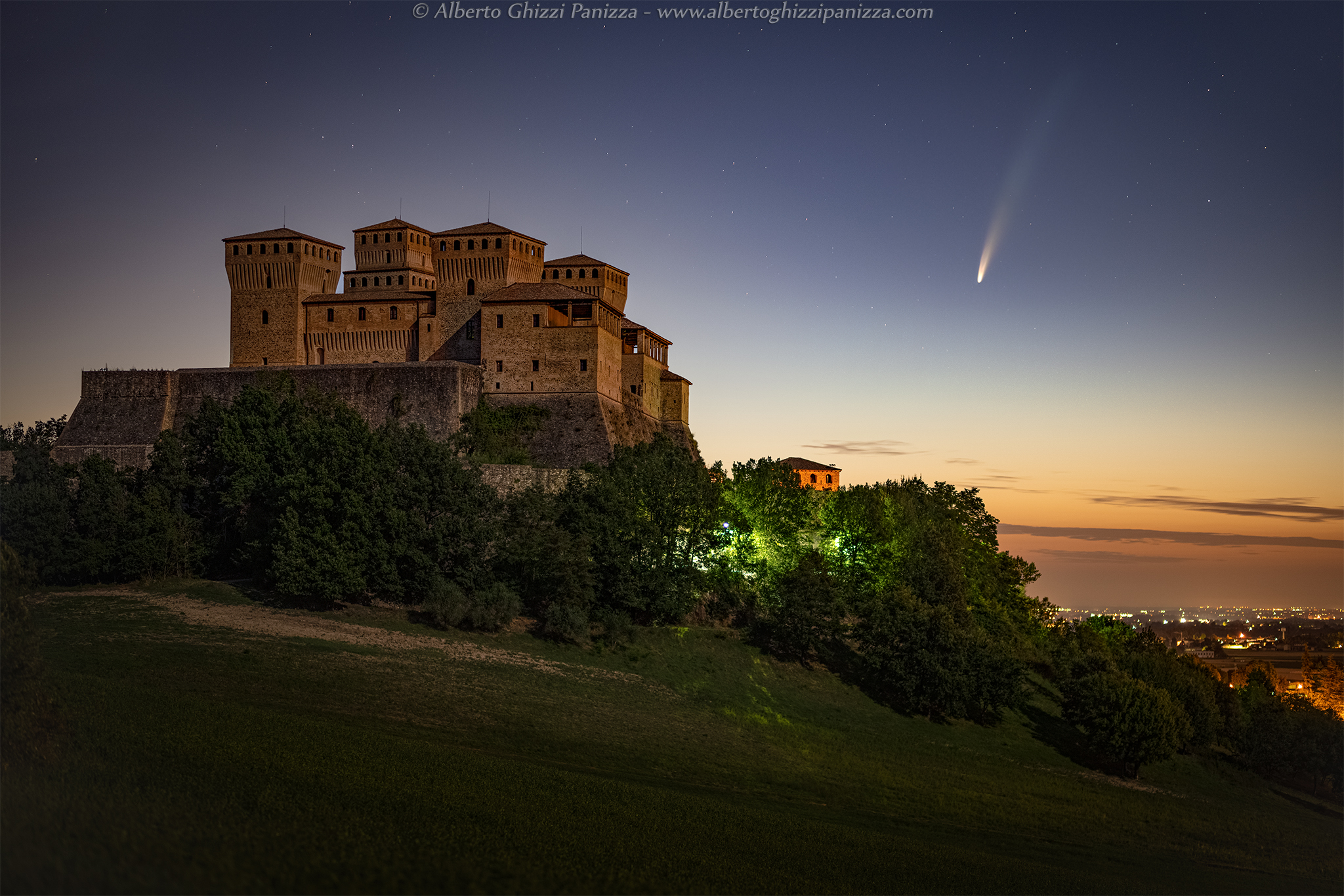 La cometa Neowise al Castello di Torrechiara...