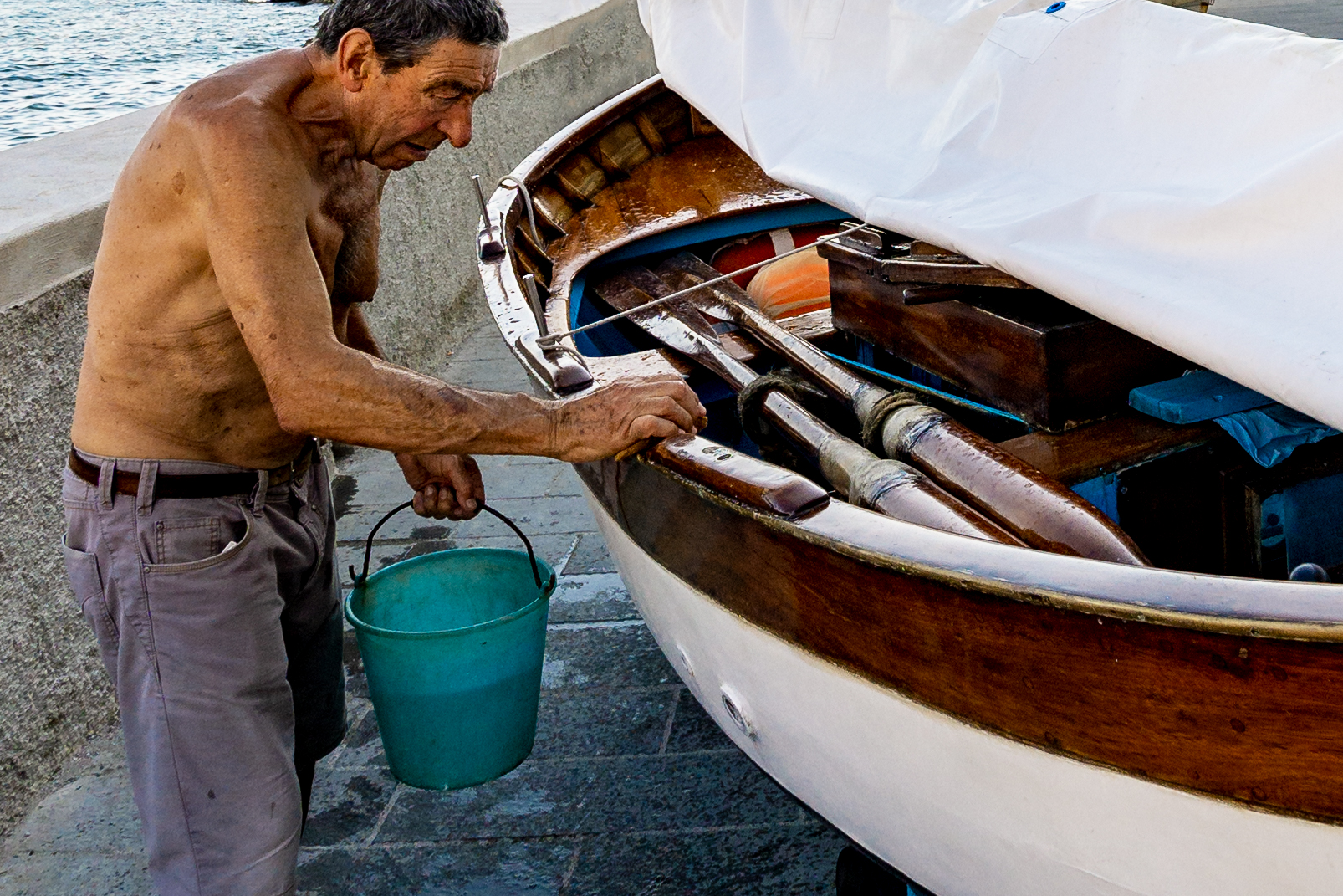 Il pescatore malinconico lava la sua barca...