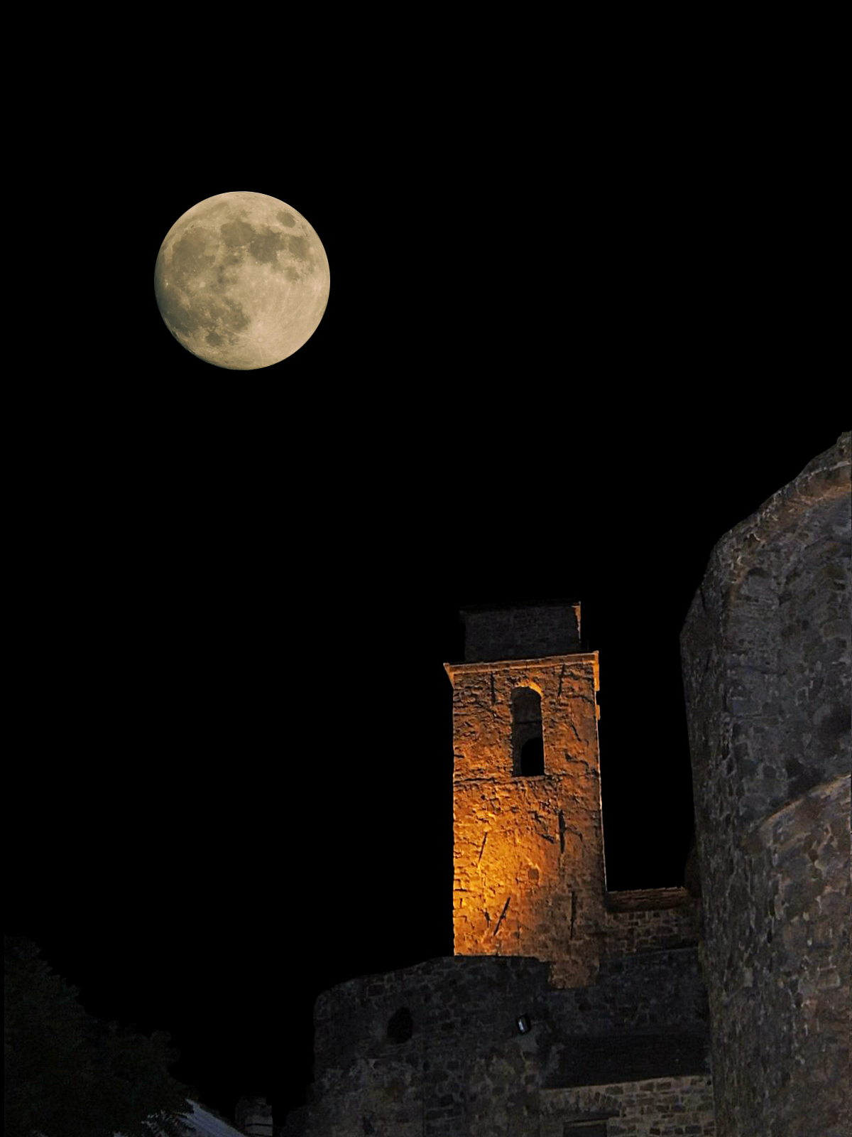 Moonlight sulla Chiesa Vecchia di bajardo (Liguria)...
