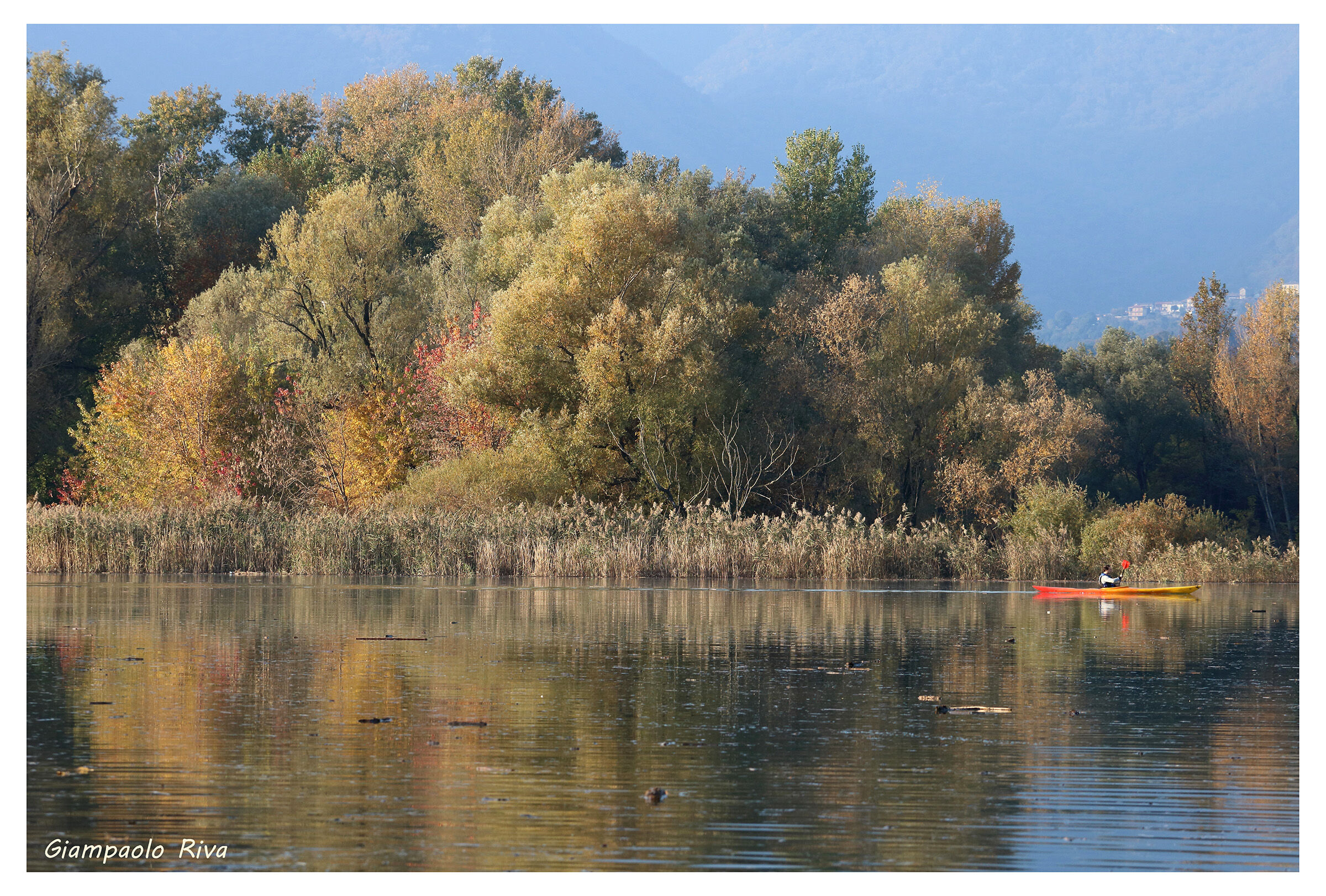 Riflessi con canoa sul lago di Pusiano...