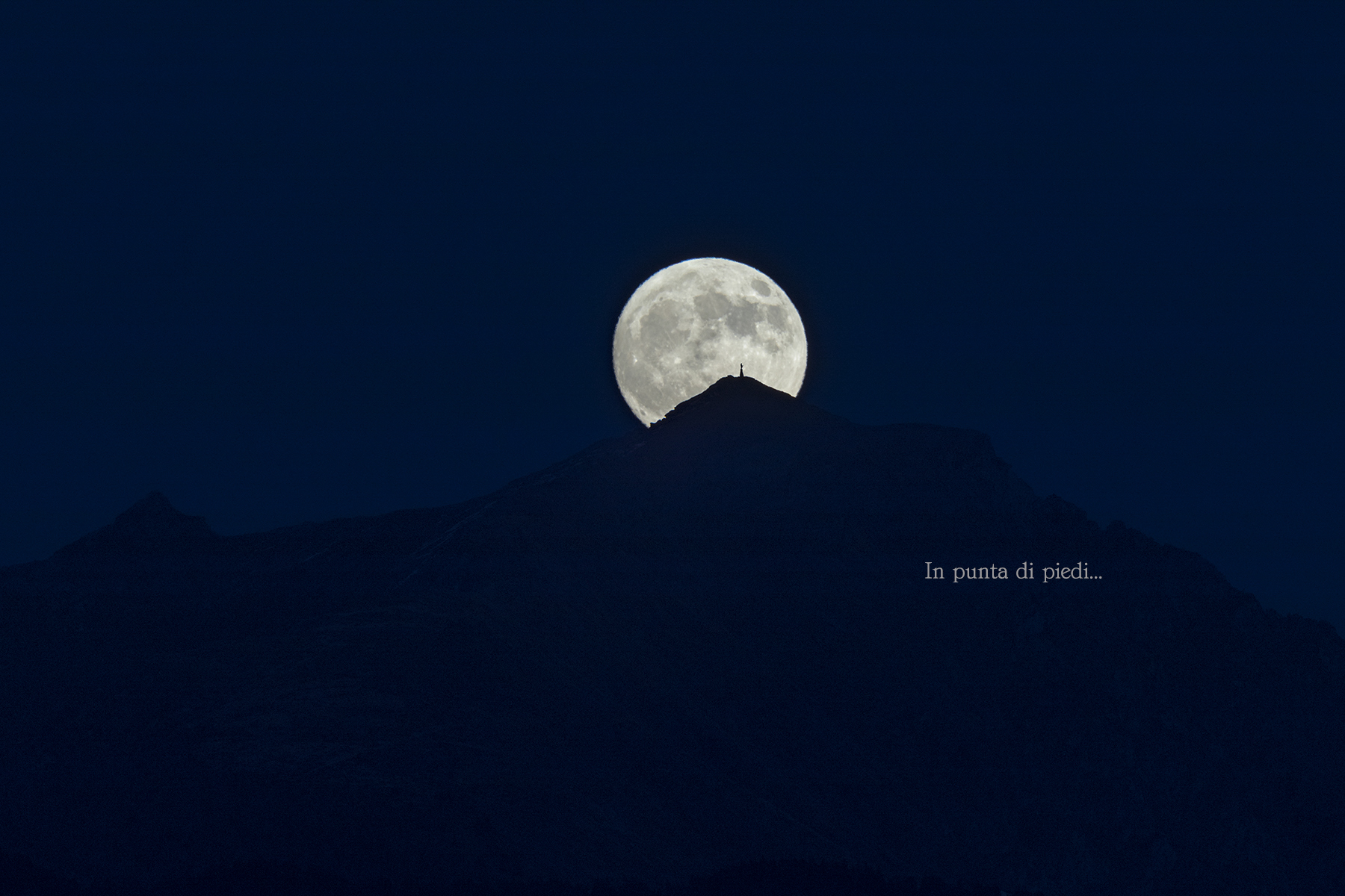 La Luna piena sfiora la Madonna del Monte Zerbion 2.721...
