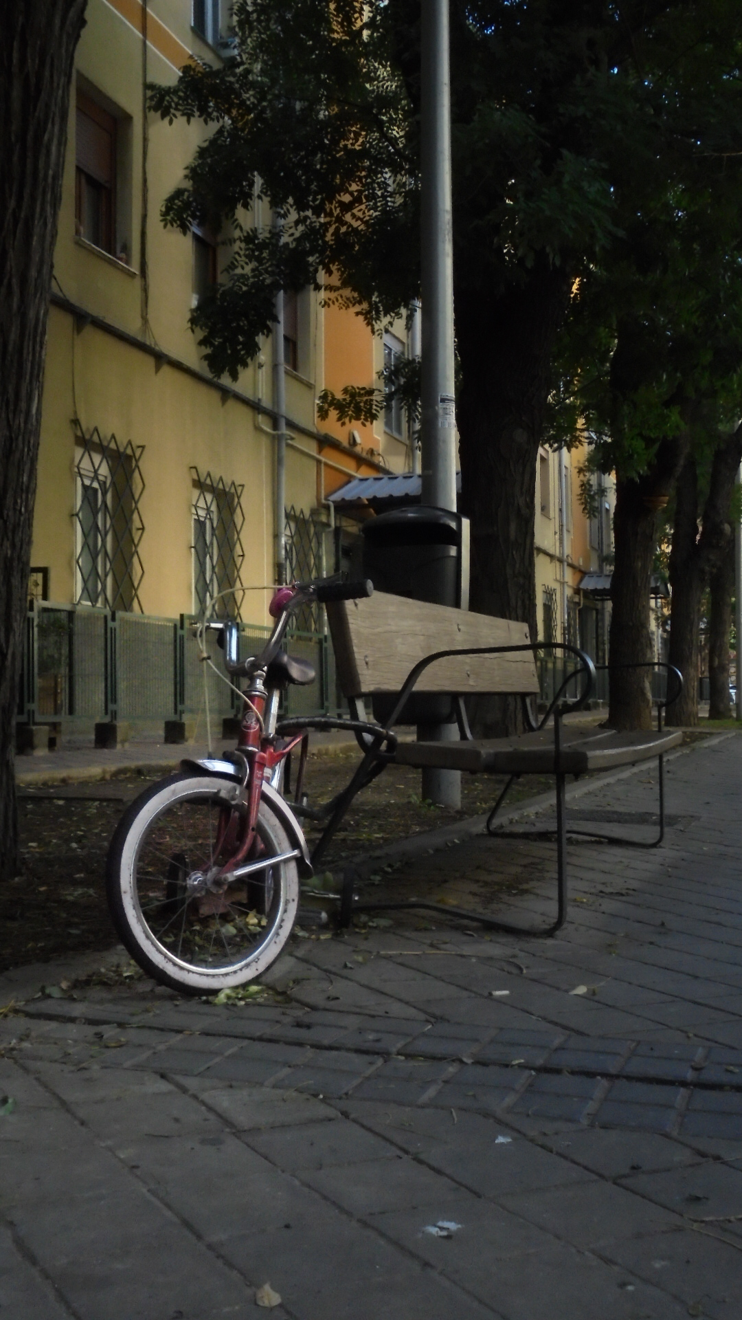 Memorias en la acera: La bicicleta de un niño que ya no...