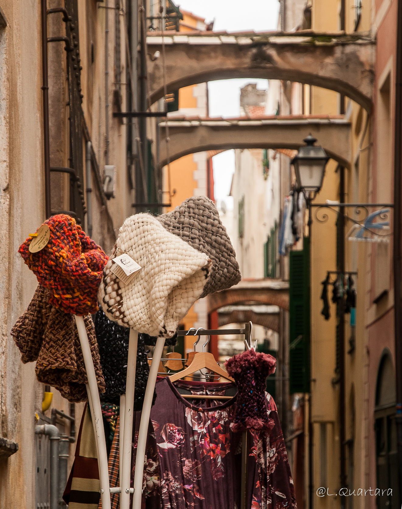 Through the alleys of Finalborgo...