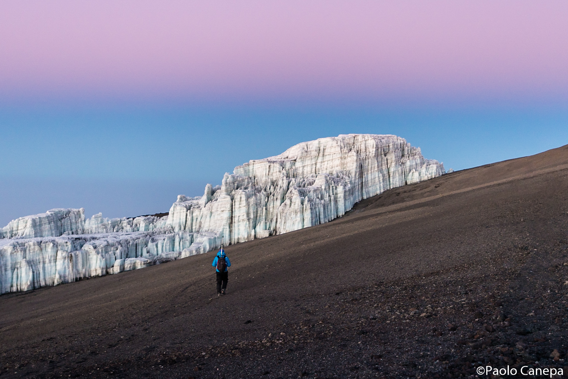 L'alba sul ghiacciaio Rebmann (vetta Kilimangiaro)...