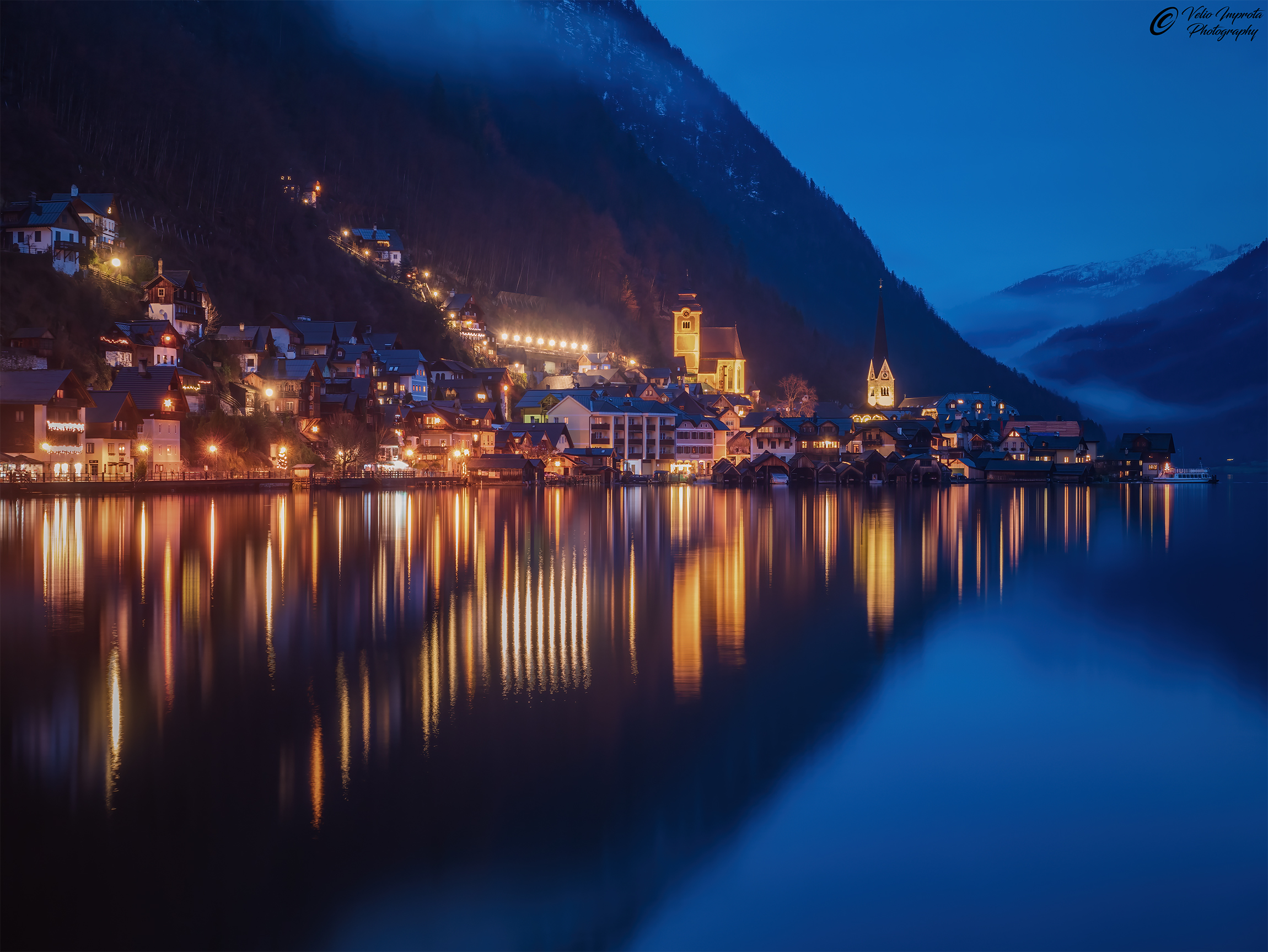 Hallstatt in the cold and in the night...