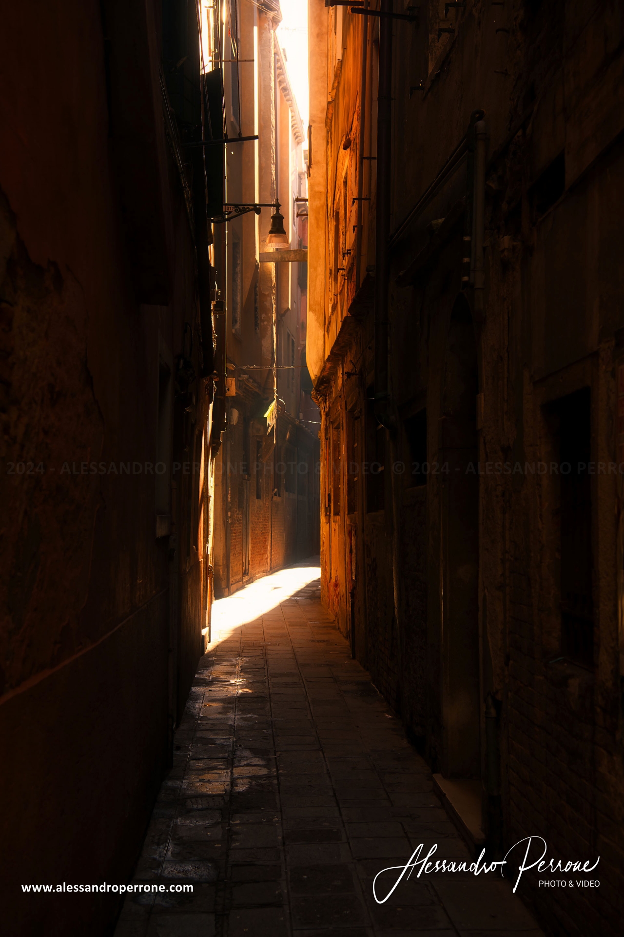 Calle veneziana con giochi di luce...