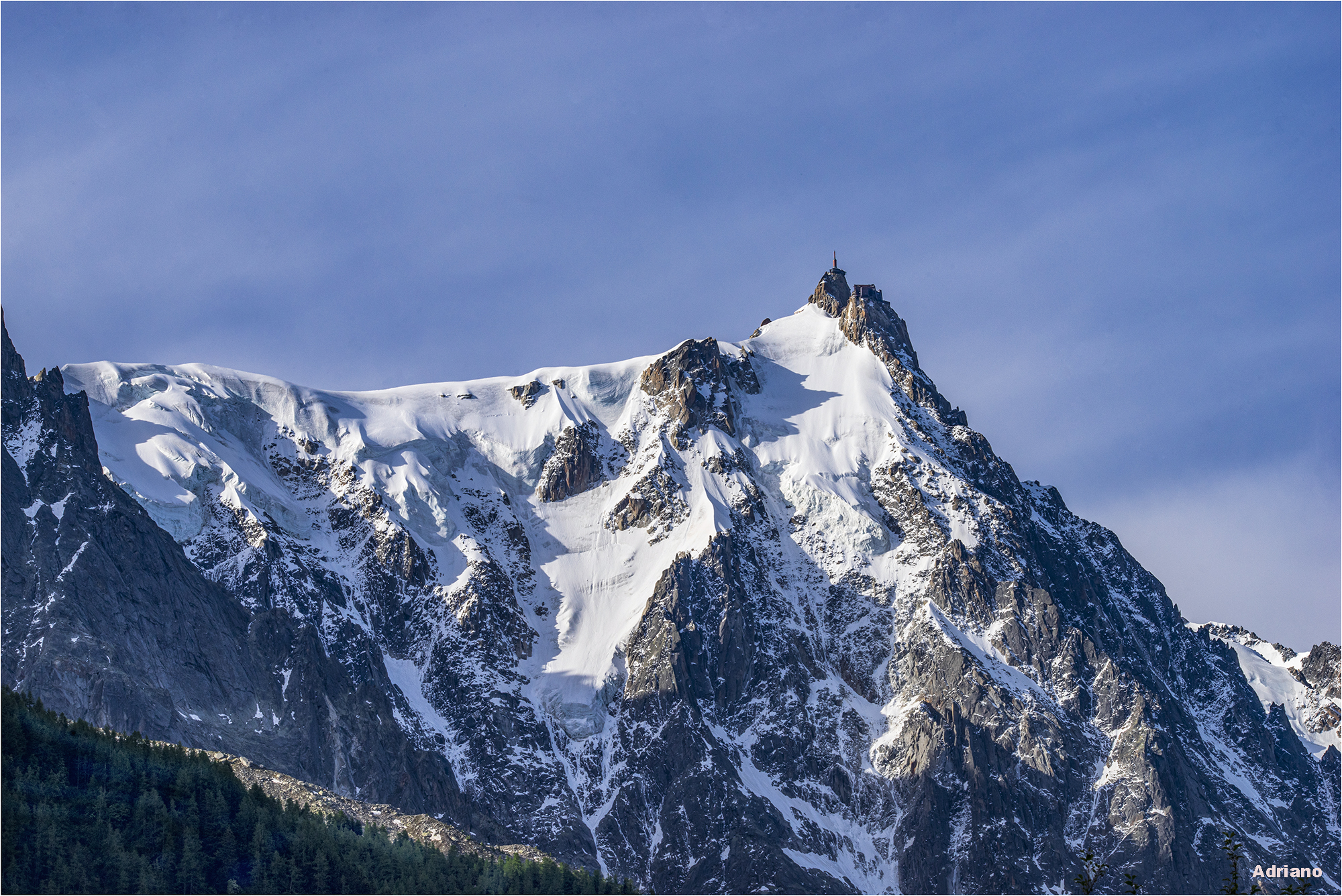 L'Aguille du Midi dans le massif du Mont Blanc....